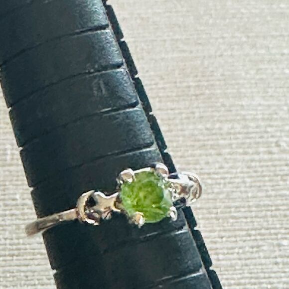 Elegant Silver Ring with Green Gemstone - Picture 6 of 6